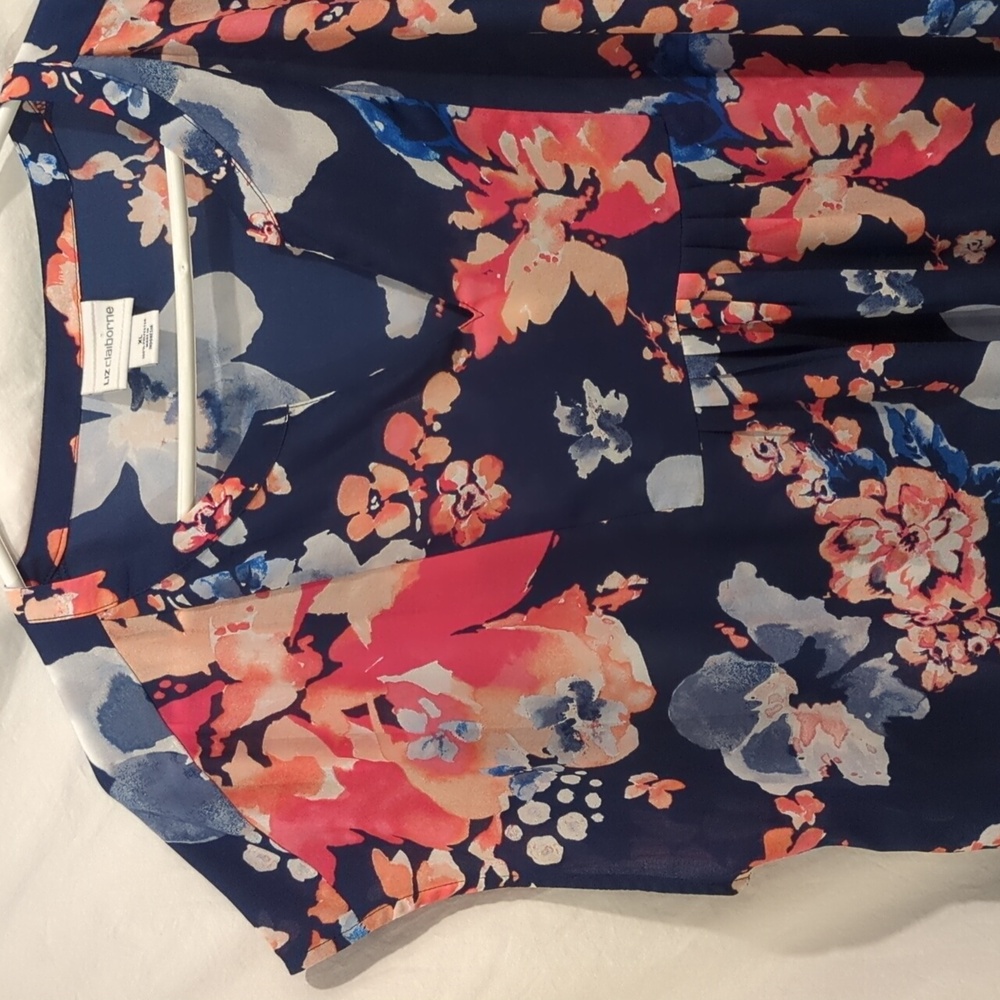 Liz Claiborne | Navy Floral Crepe Top Cap Sleeves Pull Over Shirt Tail Hem | XL - Picture 2 of 9